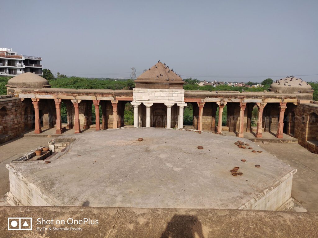 Panoramic view of the colonnade along with Mihrab