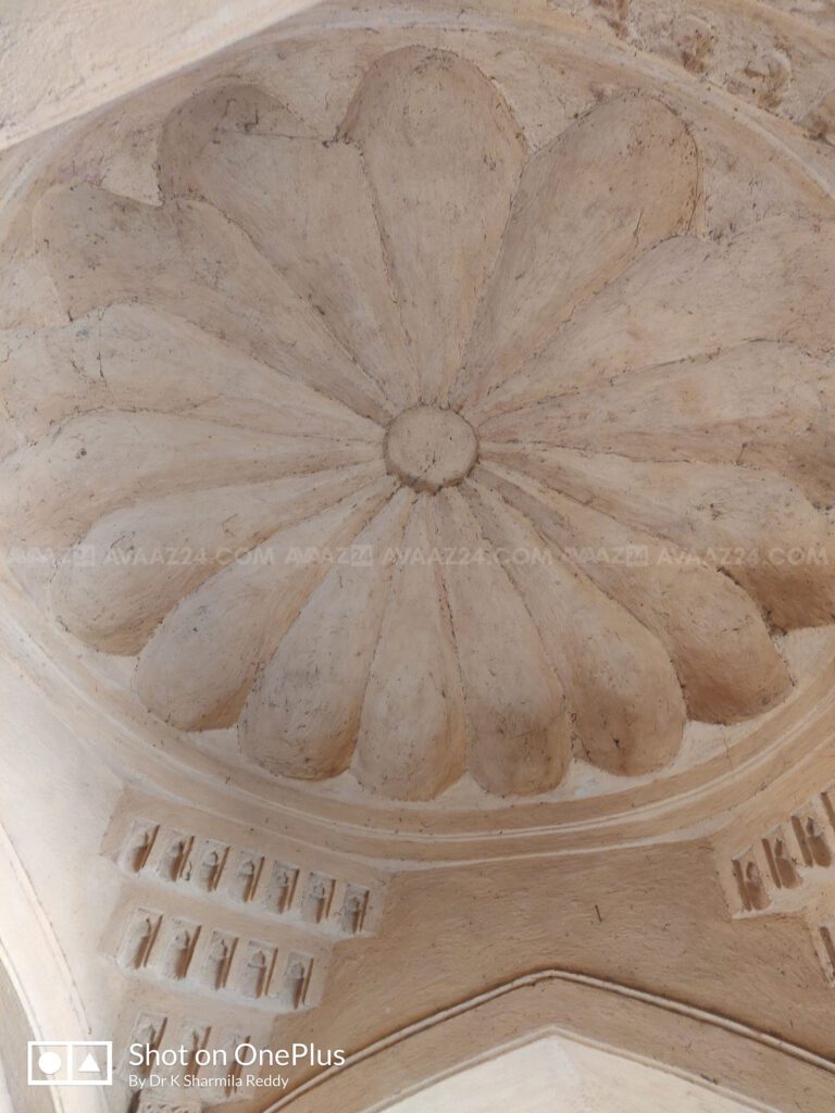 Floral design on the roof of the courtyard