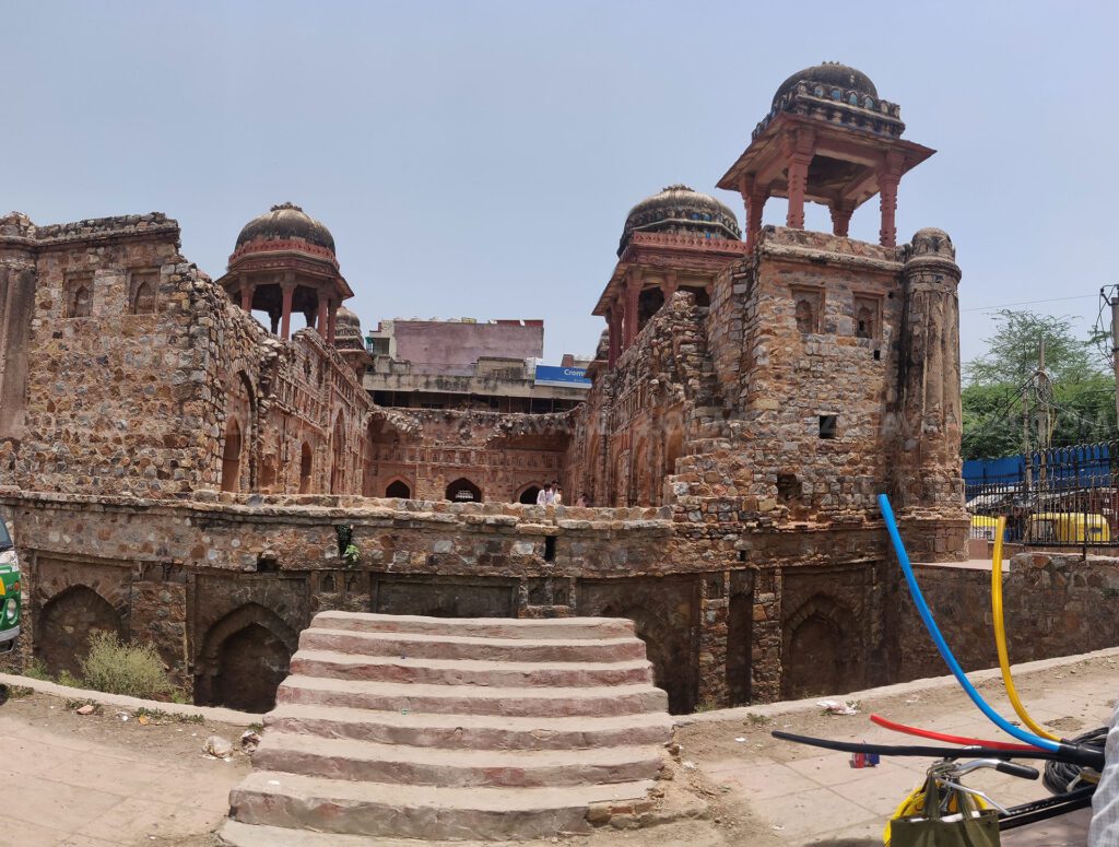 Collapsed southern wall which probably had another entrance. 