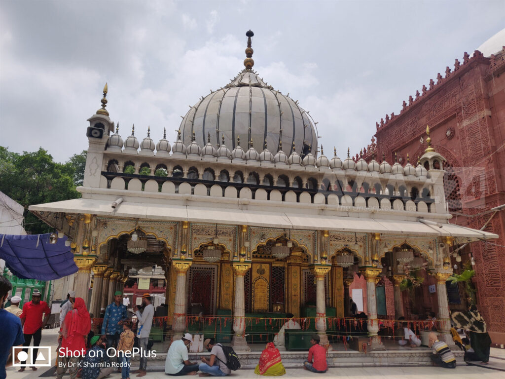 Hazrat Nizam-ud-din – Dargah (Sufi shrine) of Saint Sheik Nizam-ud-din Auliya