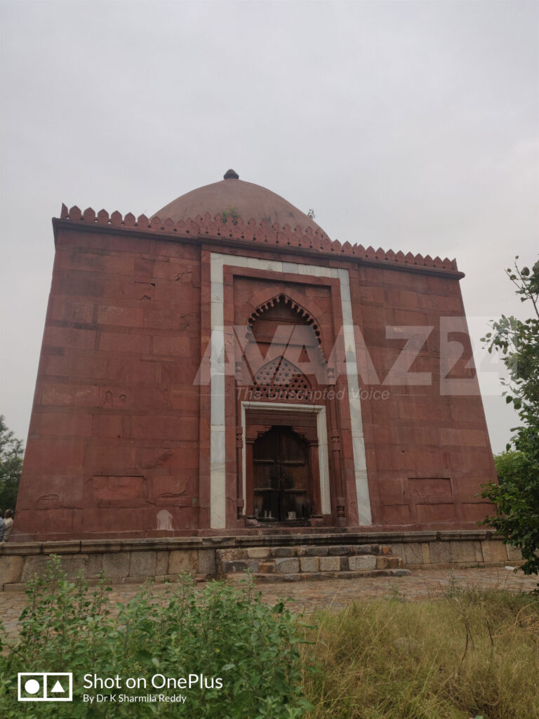 Lal Gumbad or Rakabwala Gumbad- Tomb of Shaikh Kabbiruddin Auliya