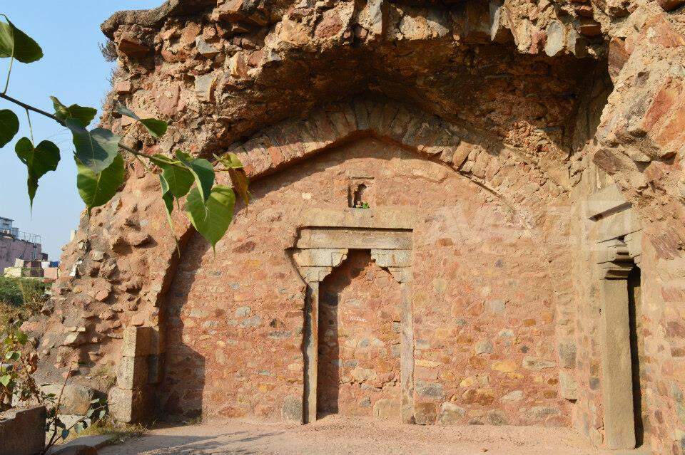 A dilapidated true arch at Hazar Sathun