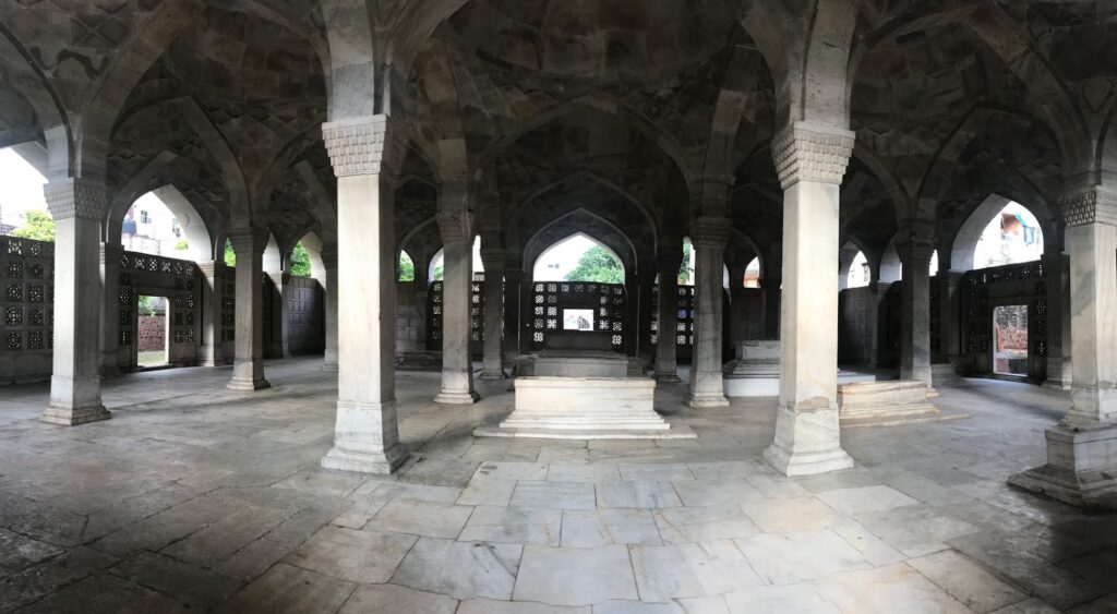 Other graves in Chausath Khamba