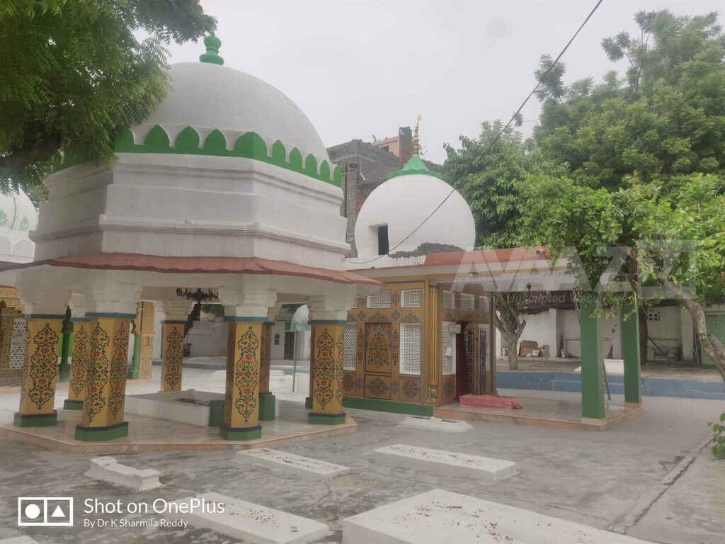 Pillared pavilions with tombs in the courtyard