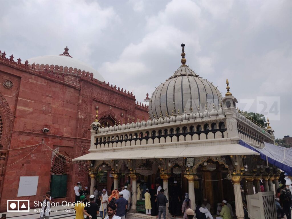 the crowded Nizam-ud-din Dargah Complex