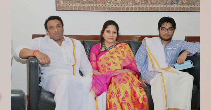 gowtham reddy with wife and son