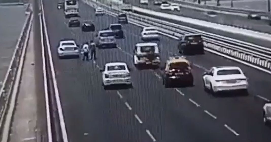Mumbai Sea Link accident Two men killed by a speeding taxi, Viral Video