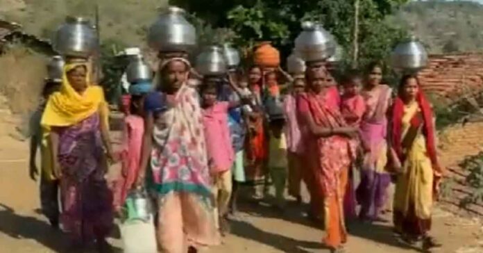 nashik-villagers-descend-well-to-fetch-water