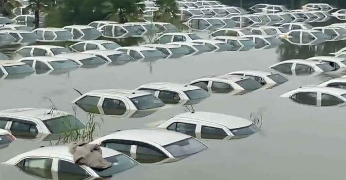 cars-submerged-in-noida