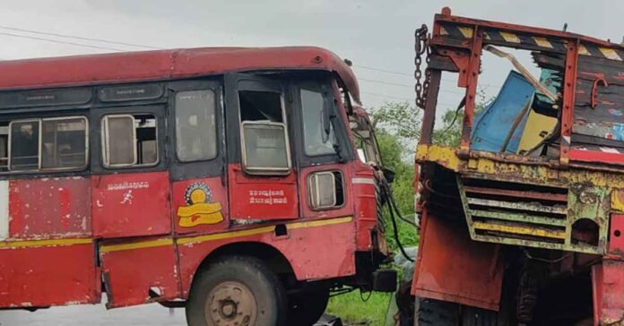 maharshtra-accident-bus-collided-with-truck